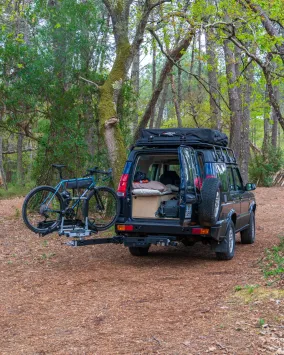 Skep Swing 117 draagsysteem gemonteerd op trekhaak met fietsendrager
