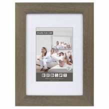 Brede vergrijsd houten fotolijst graveren