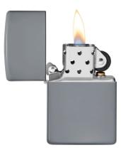 Zippo Regular Flat Grey open met vlam Zippo Regular Flat Grey open met vlam