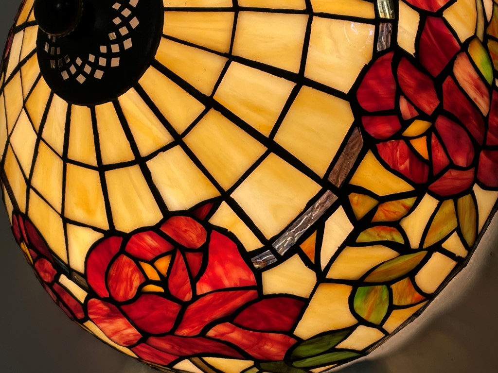 Besonders schöne Tiffany-Deckenlampe Der Rand der Haube liegt eng an der Decke an.  Durchmesser: 36cm Höhe: ca. 23 cm  2 x E2