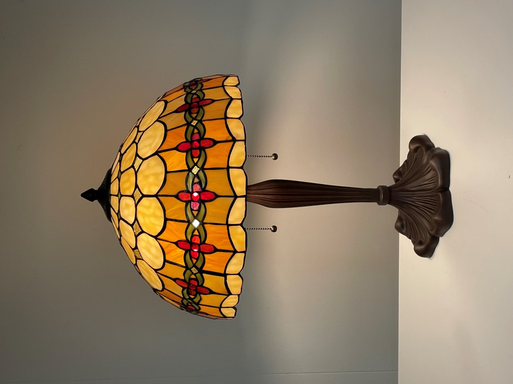 Tiffany-Tischlampe  Höhe 62cm Fuß 23cm  Durchmesser Haube 40cm  max. 2 x 60 W E27 exklusiv  ausgestattet mit 2 Zugschaltern, 