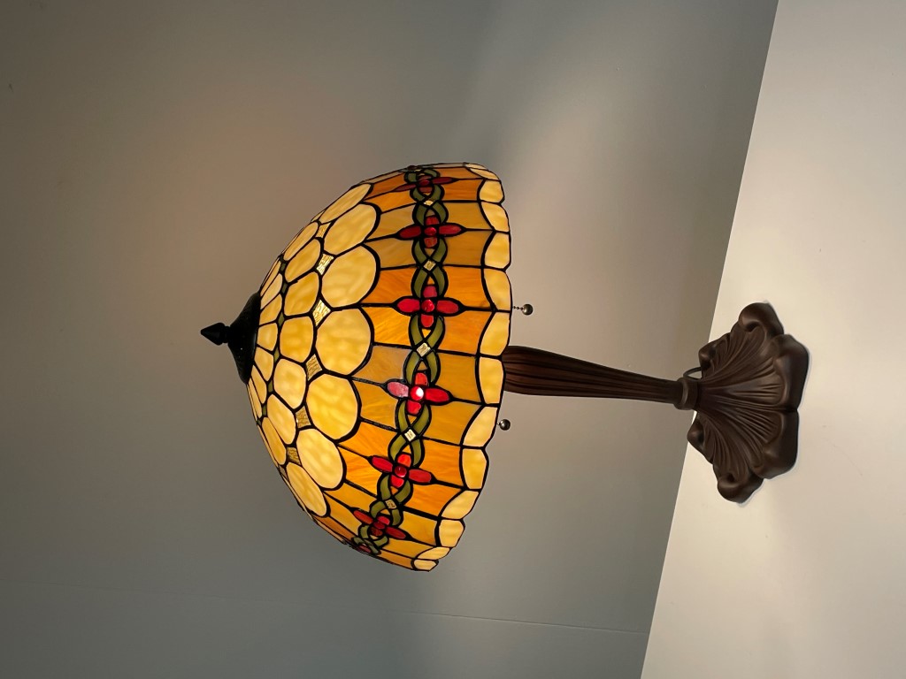 Tiffany-Tischlampe  Höhe 62cm Fuß 23cm  Durchmesser Haube 40cm  max. 2 x 60 W E27 exklusiv  ausgestattet mit 2 Zugschaltern, 