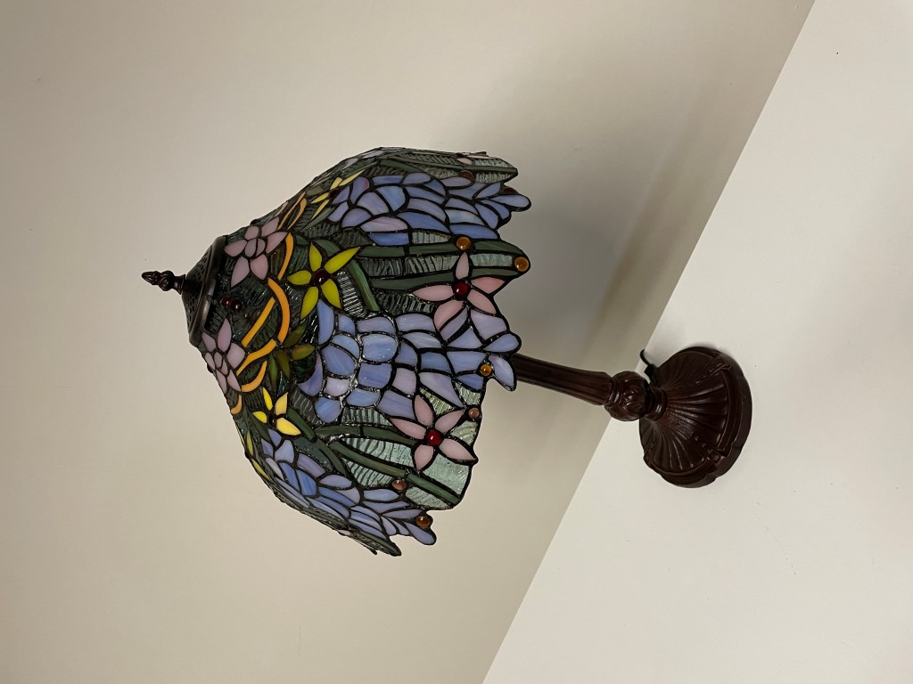 Beeindruckende Tiffany-Tischlampe  Höhe : 62 cm  Durchmesser Schirm: 40 cm  2 x E27 / 40 Watt  Handgefertigt aus schönem Glas