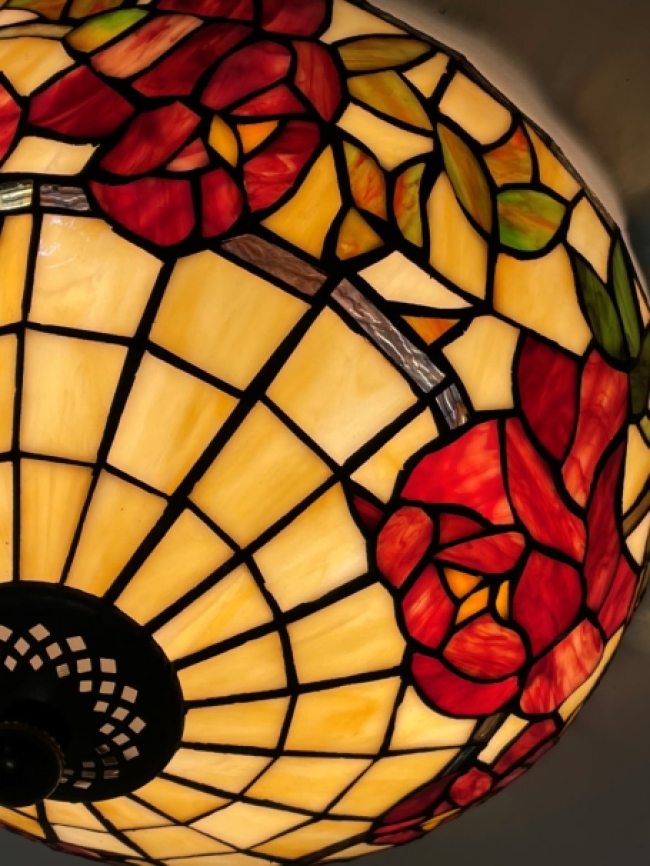 Besonders schöne Tiffany-Deckenlampe Der Rand der Haube liegt eng an der Decke an.  Durchmesser: 36cm Höhe: ca. 23 cm  2 x E2