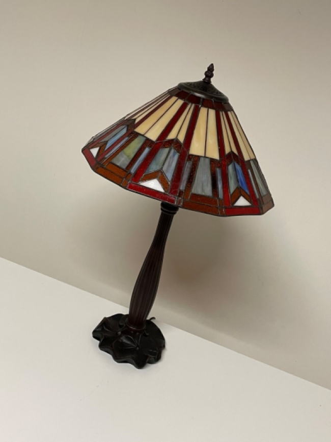 Tiffany-Tischlampe  Höhe: 64 cm. Schirmdurchmesser: 40 cm.  2 x E 27 / 40 Watt Handgefertigt aus schönem Glas.