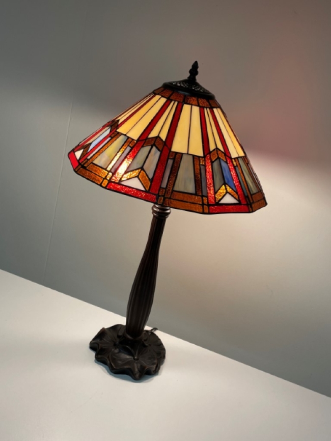 Tiffany-Tischlampe  Höhe: 64 cm. Schirmdurchmesser: 40 cm.  2 x E 27 / 40 Watt Handgefertigt aus schönem Glas.