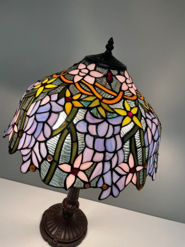 Beeindruckende Tiffany-Tischlampe  Höhe : 62 cm  Durchmesser Schirm: 40 cm  2 x E27 / 40 Watt  Handgefertigt aus schönem Glas