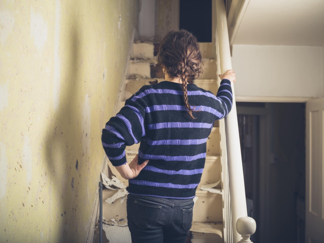 Renovating your unsafe stairs with a budget? We show you the way!