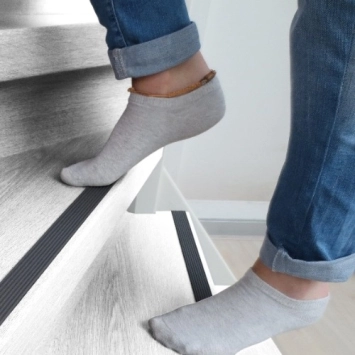 Witte trap met trapstrips