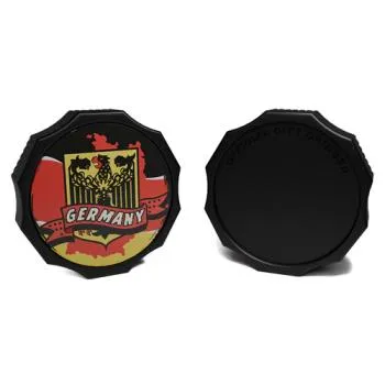 City Grinder Germany 55mm, zwarte 2-delige grinder met Duitse vlag-sticker en magneetsluiting