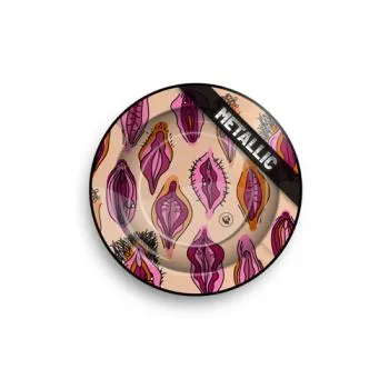 Metalen asbak Pussy Pattern van Fire-Flow, 135 mm, metallic print met gestileerde vulva's in roze en paars, bovenaanzicht