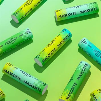 Losse groene Mascotte Greens Active Filters van 6 mm op een groene achtergrond