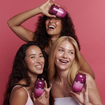 SVAKOM Klitty clitorisstimulator in dusty lavender, compact ontwerp met kattenoortjes van liquid silicone