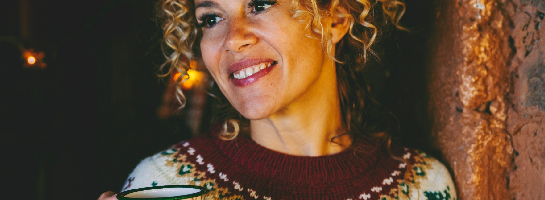 Sfeerbeeld. Vrouw geniet van een winterdag dag