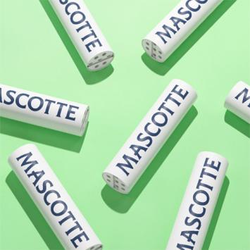 Loose white Mascotte Active Filters of 6 mm with activated carbon, close-up
