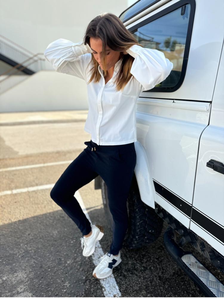 HIBOU blouse van D'etoiles Casiopé heeft een pofmouw op onderarm is vervaardigd van travelstof en dus strijkvrij.