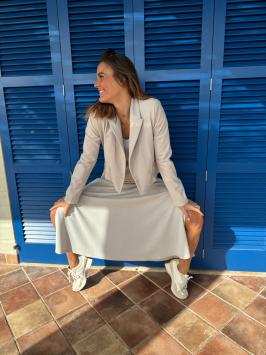 D'ETOILES CASIOPÉ korte blazer GABRIELLE in cement  heeft een schoudervulling en heeft een dubbele knoopsluiting,