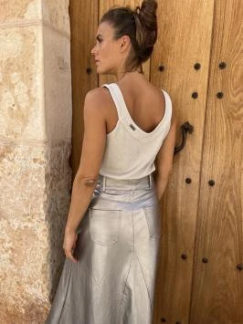 D’etoiles Casiopé rok gloria in het metallic zilver is vervaardigd van vegan leather. GLORIA heeft een tailleband en sluit me