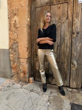 D'etoiles Casiopé great pant in goud vegan leer, dit is een  recht model en zit super comfortabel