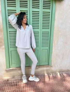 D'etoiles Casiopé model Guet in cement is een sportief aansluitend model met extra siernaden en een koord in taille.