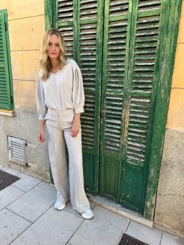 Pantalon TRIXIE in cement  heeft een hoge taille is van  D'ETOILES CASIOPÉ en heeft rechte, wijde pijpen met siernaden over h