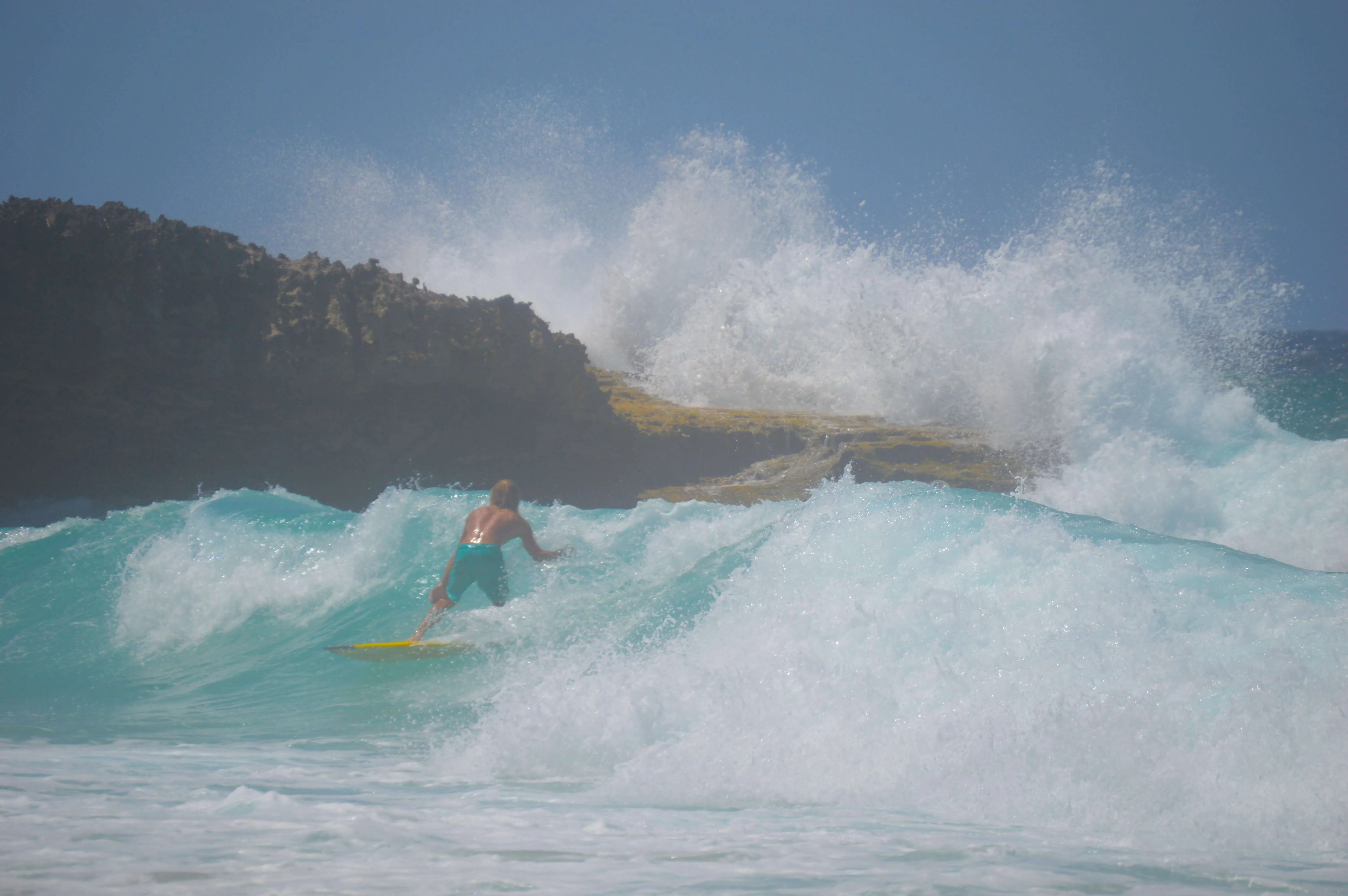 Surfer in de golven op Playa Chikitu op Bonaire