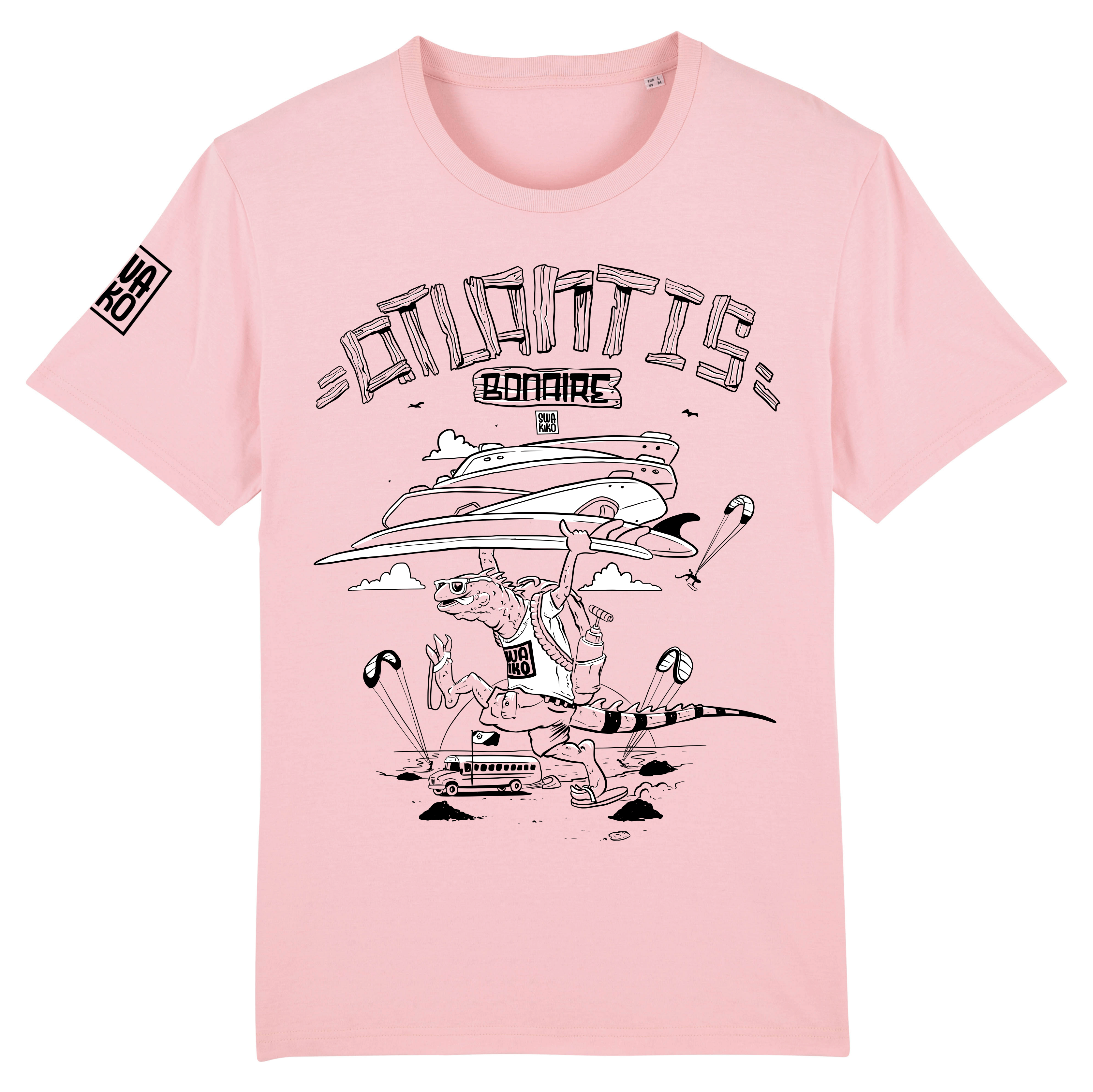 Roze Bonaire Kitesurf T-shirt met een leguaan die met een stapel kiteboards op Atlantis kitebeach loopt