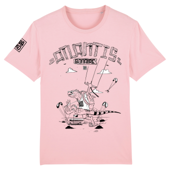 Roze T-shirt voor kitesurfers: Leguaan loopt op Atlantis kite beach naar de Bonairiaanse zee met een kite in z’n hand