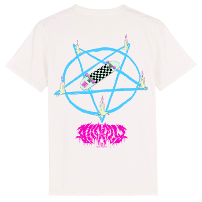 Wit T-shirt in voodoo stijl met een skateboard te midden van 5 brandende kaarsen verbonden met blauwe lijnen