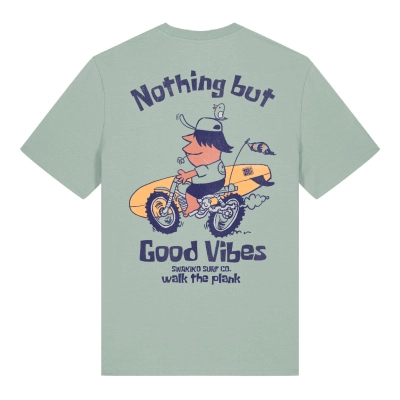 Aloë groen T-shirt met een vrolijke snuiter die op zijn fiets rijdt met een surfboard en de tekst: 'Nothing but good vibes'