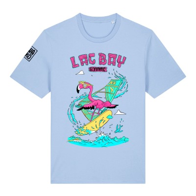 Licht blauw T-shirt met freestyle surfende flamingo op Lac Bay Bonaire