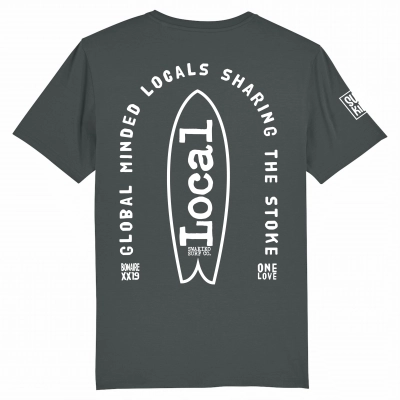 Antraciet T-shirt met surfboard en de spreuk: Global Minded Locals Sharing the Stoke