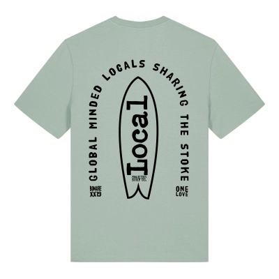 Groen T-shirt met surfboard en de spreuk: Global Minded Locals Sharing the Stoke