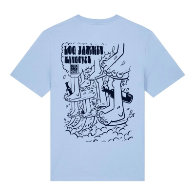 Licht blauw T-shirt met design van voeten op surfboards in een golf met tussen de benen een fles drank geklemd