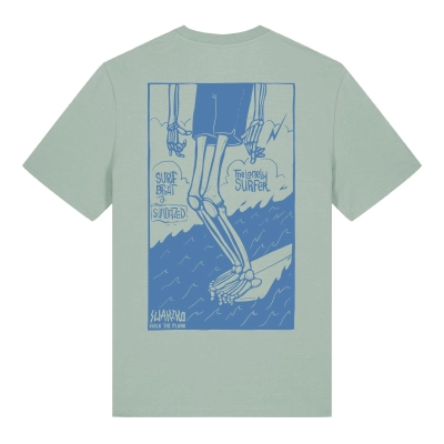 Aloë groen T-shirt met design van een skelet dat op een longboard surft.