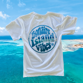 Wit lycra zwemshirt met \'Bonaire Island Vibes\' design verwerkt in een drone shot van Kenny Ranking op Sorobon