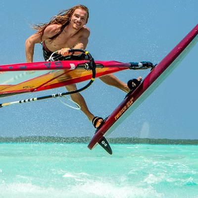 Windsurfer Youp Schmit maakt air-jibe op Sorobon Bonaire