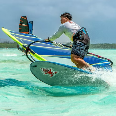 Windsurfer maakt een mooie 'lay down' gijp