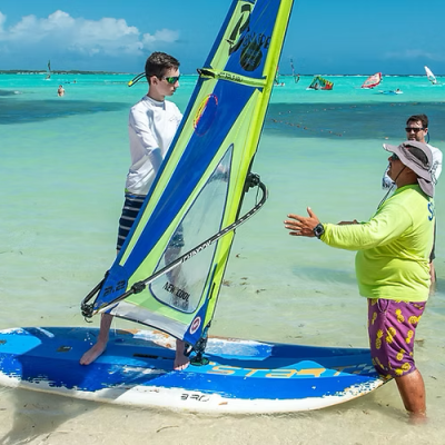 Windsurfer krijgt privéles van instructeur op Sorobon, Bonaire