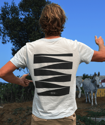 Model met een licht blauw T-shirt met abstract design van golven