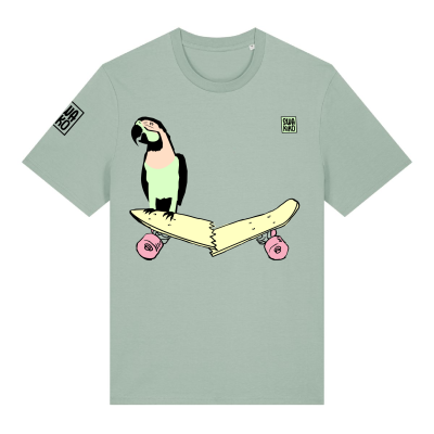 Aloë groen T-shirt met design van een papegaai die op zijn gebroken skateboard zit en opzij kijkt