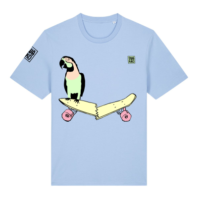 Licht blauw T-shirt met design van een papegaai die op zijn gebroken skateboard zit en opzij kijkt