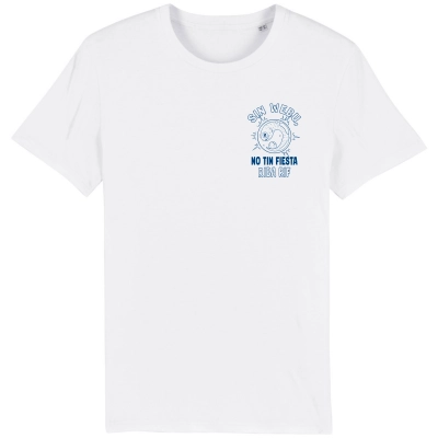 Voorkant van een wit T-shirt met vis-ei borstlogo met de tekst 'Sin webu no tin fiesta riba rif'