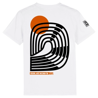 De achterkant van een wit T-shirt met een abstract surf design van golf en oranje zon