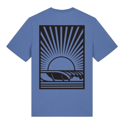 Blauw T-shirt met een brekende golf bij ondergaande zon