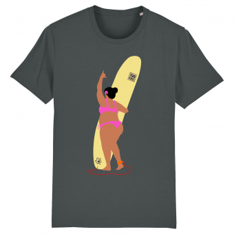 Antraciet Surf T-shirt met kleuren design van een dame in bikini met haar longboard, die het shaka gebaar maakt met haar hand