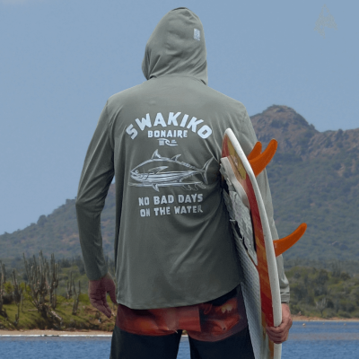 Model draagt een Olijf groene UV-hoodie met het 'No bad days on the water' design van SWAKiKO' op de rug