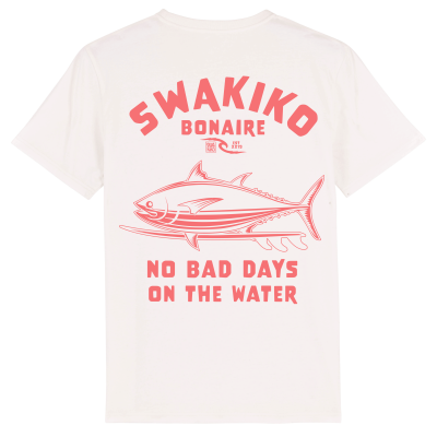 Wit T-shirt met een origineel roodkleurig design van een tonijn op een surfboard en de tekst: 'No bad days on the Water'