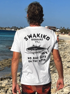 Model draagt een wit Bonaire T-shirt met tonijn op een surfboard en de tekst: No bad days on the water!
