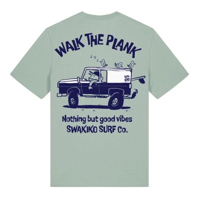 Aloë groen T-shirt met een chille surfer in zijn jeep met surfboards en vogeltjes op het dak en de tekst: Walk the plank, Not